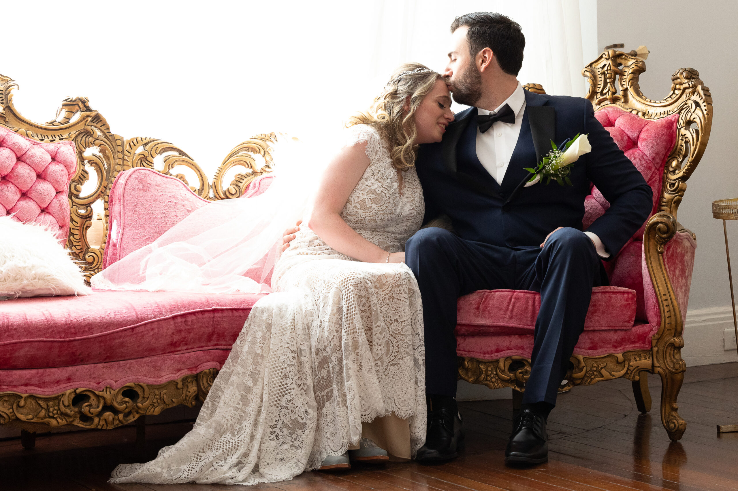 Pink couch photos at the Briarcliff Manor with bride and groom on it.