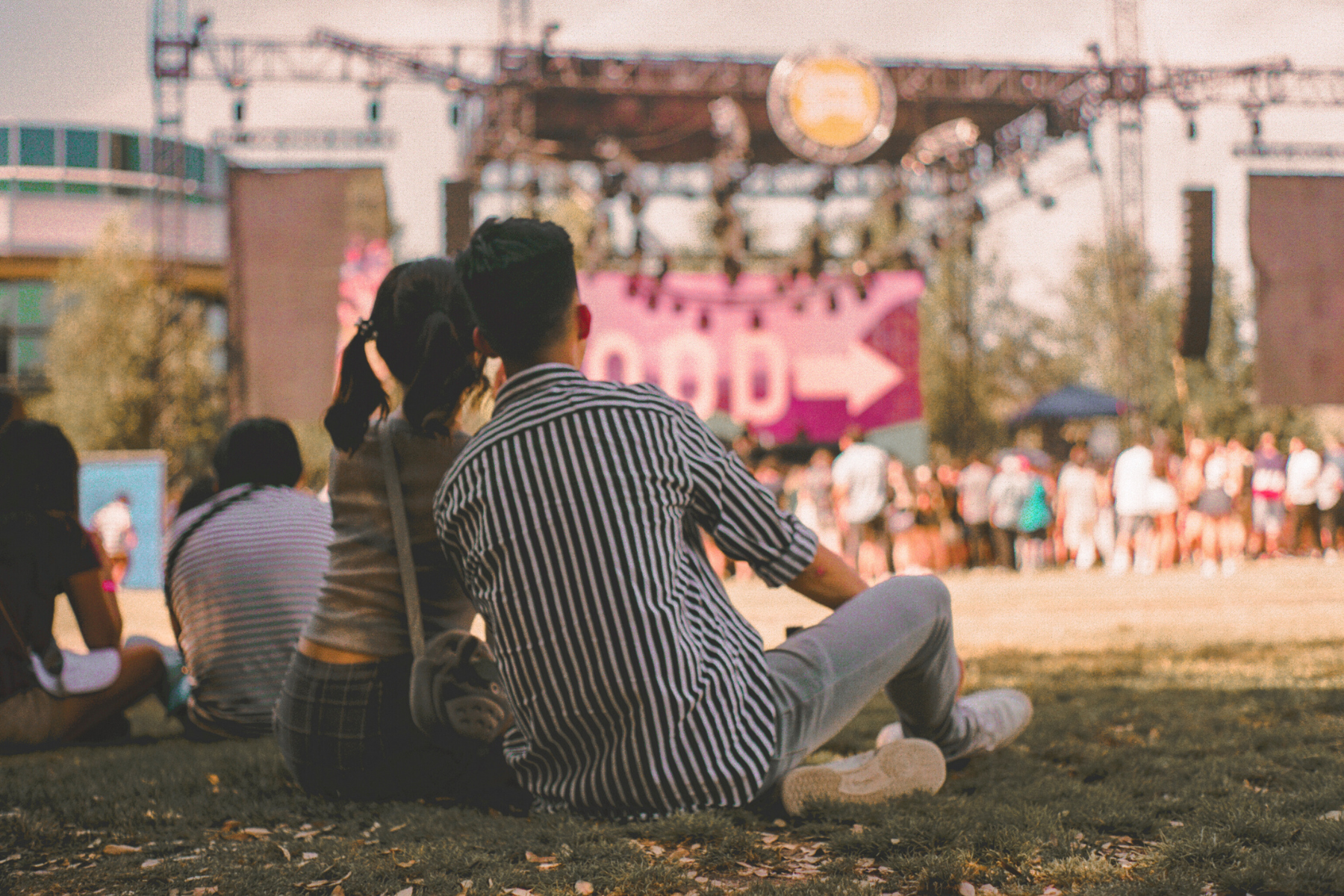Concert with couples outdoors