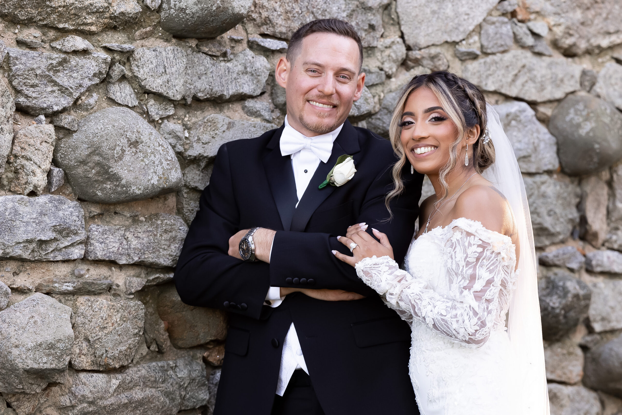 bride and groom posing in Glen Island Park 